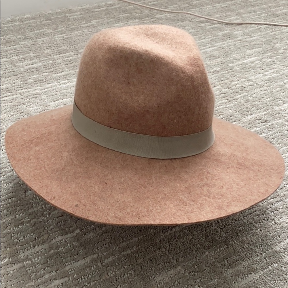 Banana republic hat.